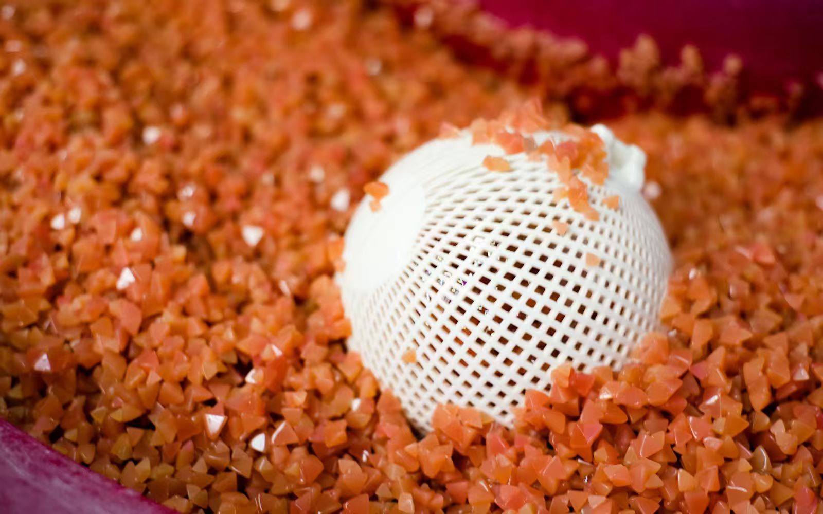 Come migliorare l'estetica delle parti Scopri la gamma di finiture superficiali e materiali che rendono le parti personalizzate esteticamente gradevoli.